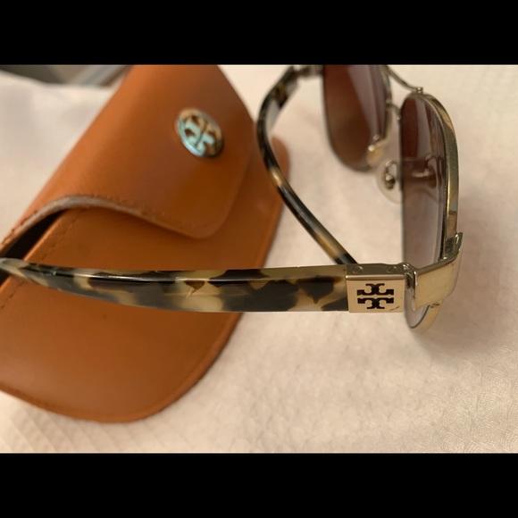 Tory Burch Aviator Sunglasses - Picture 4 of 4